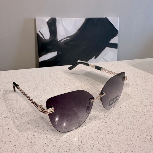 Steve Madden Accessories - Steve Madden Sunglasses & Case